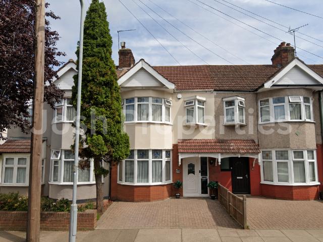 House for sale in Newbury Park, Greater London