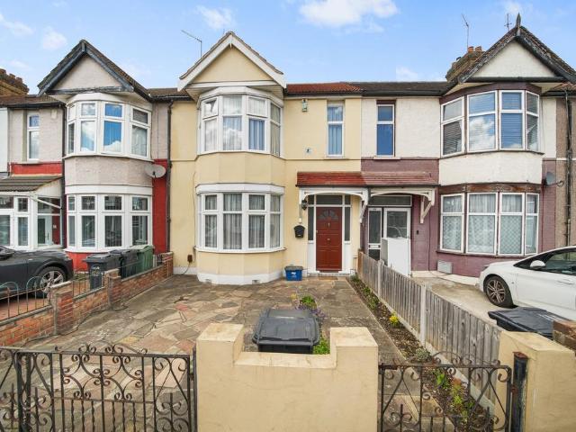 House for sale in Seven Kings, Greater London