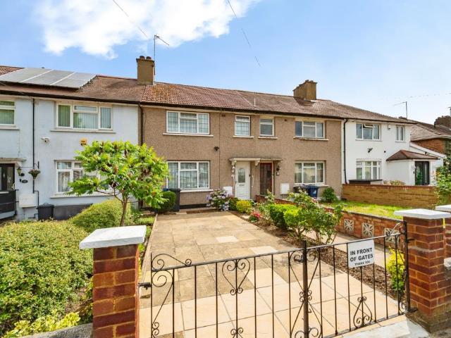 House for sale in London Borough of Ealing, Greenford