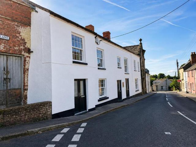 House for sale in Bromsberrow Heath, Gloucestershire