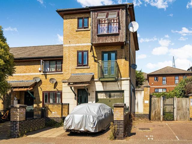House for sale in Silvertown, Greater London