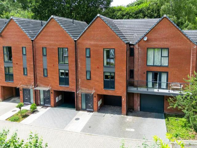 House for sale in Hedge End, Helford