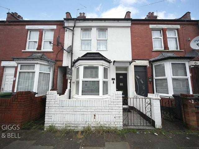 House for sale in Spring Park, Luton