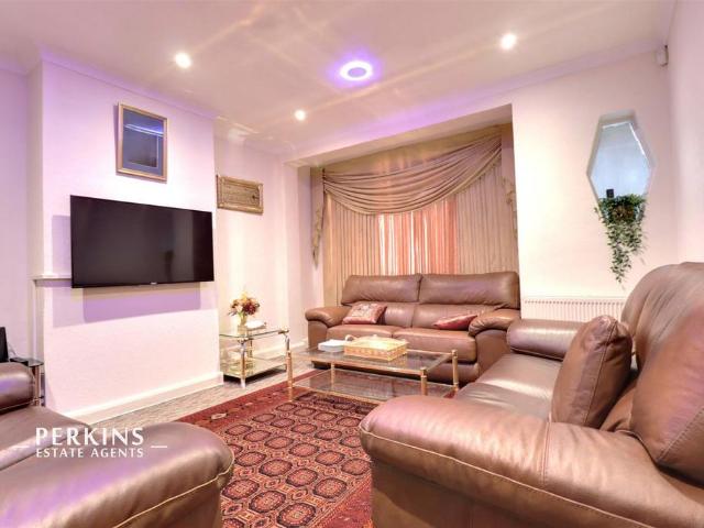 House for sale in London Borough of Ealing, Greenford