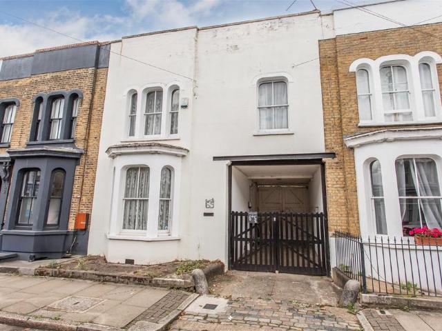 House for sale in Mile End, Greater London