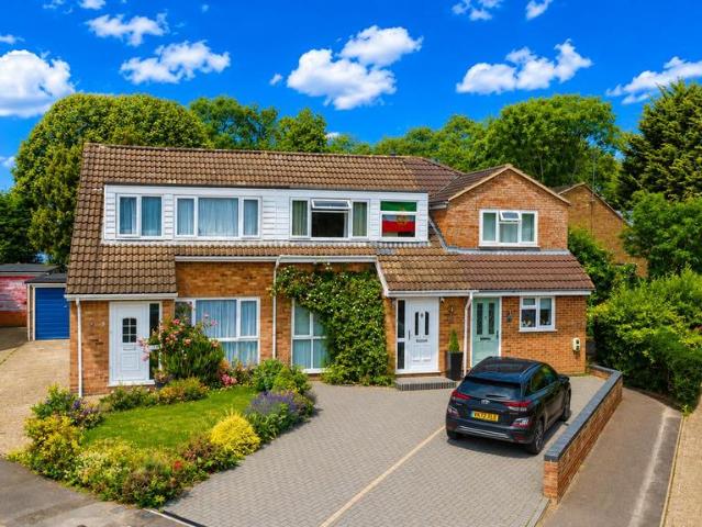 House for sale in Woodhall Farm, Pouchen End