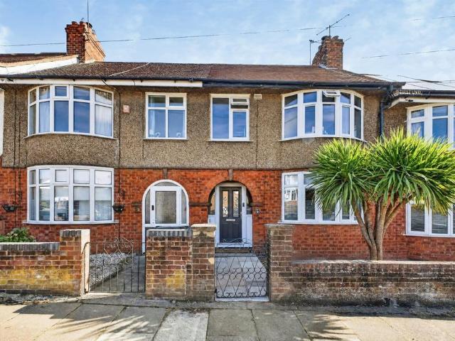 House for sale in Queen's Park, Northampton