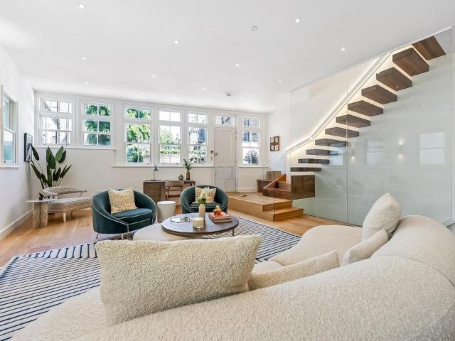 House for sale in Earl's Court, Greater London
