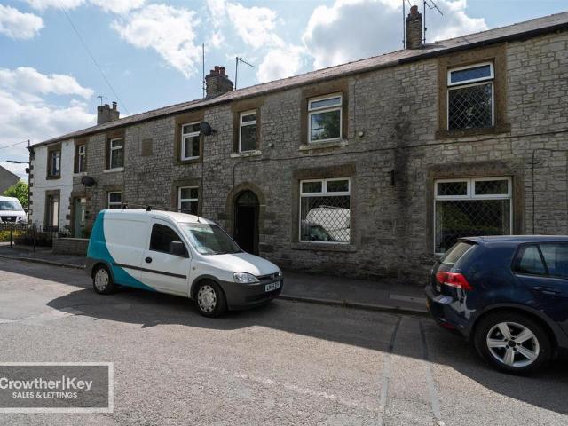 House for sale in Peak Dale, Charlesworth