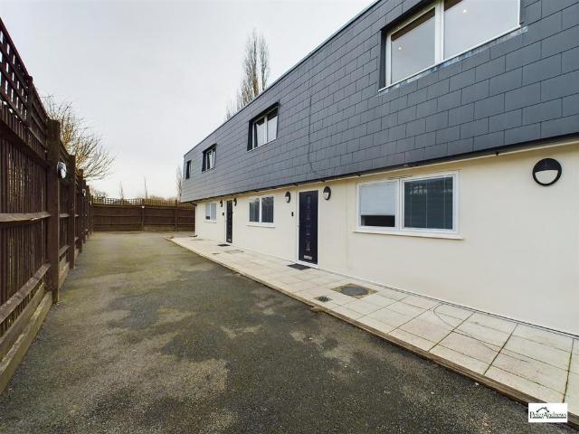 House for sale in Woodford Bridge, Greater London