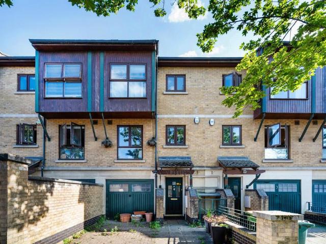 House for sale in Silvertown, Greater London