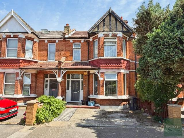 House for sale in Seven Kings, Greater London