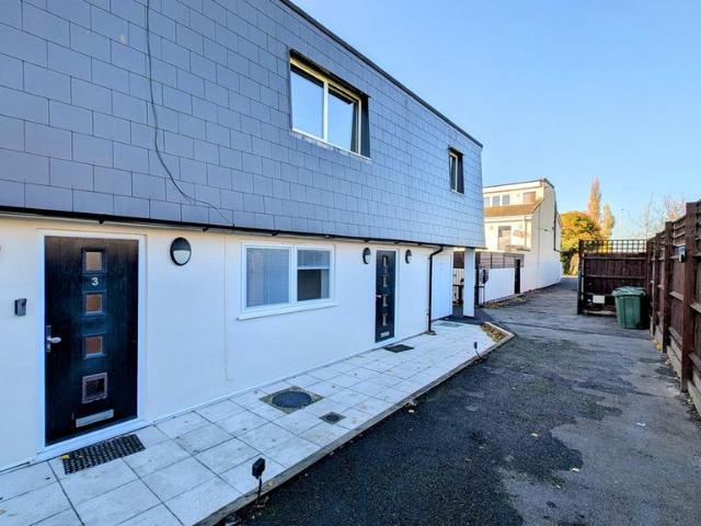 House for sale in Woodford Bridge, Greater London