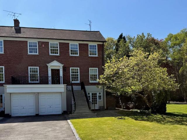 House for sale in Heol-las, Surrey