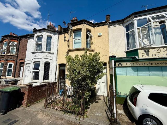 House for sale in Spring Park, Luton