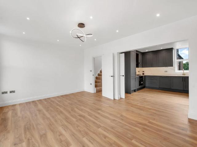 Flat for sale in Harlesden, Greater London