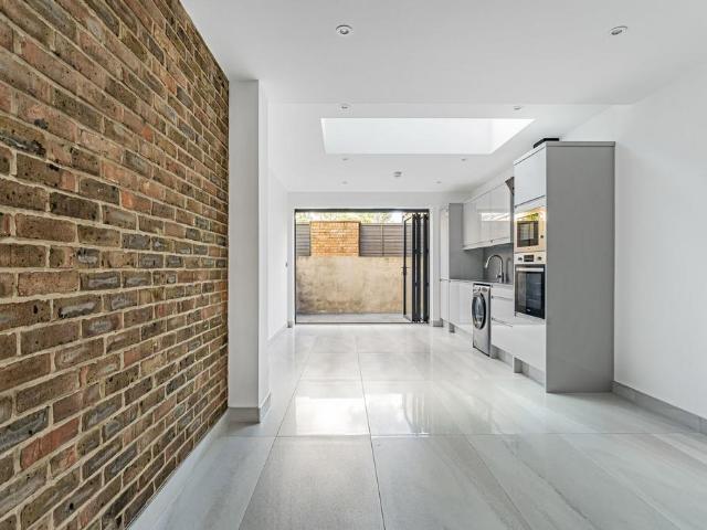 House for sale in St. George in the East, Greater London