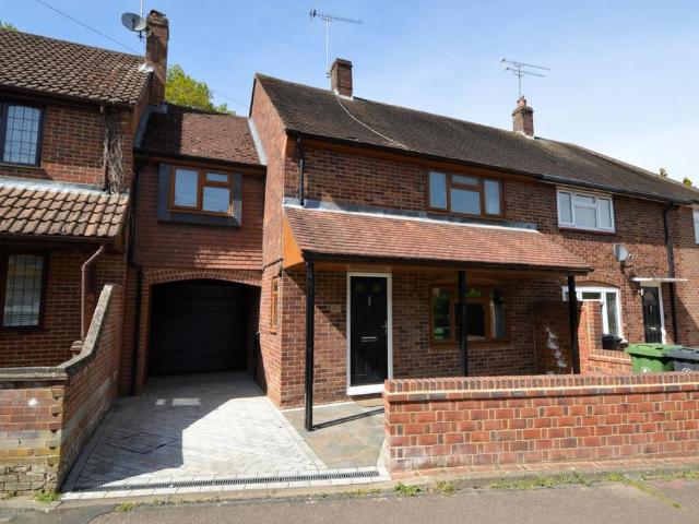 House for sale in Heol-las, Surrey