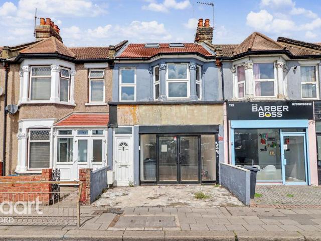 House for sale in Newbury Park, Greater London