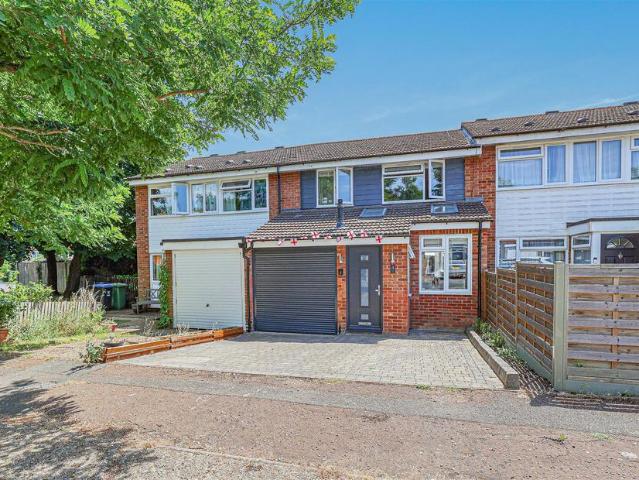 House for sale in Woodhall Farm, Pouchen End