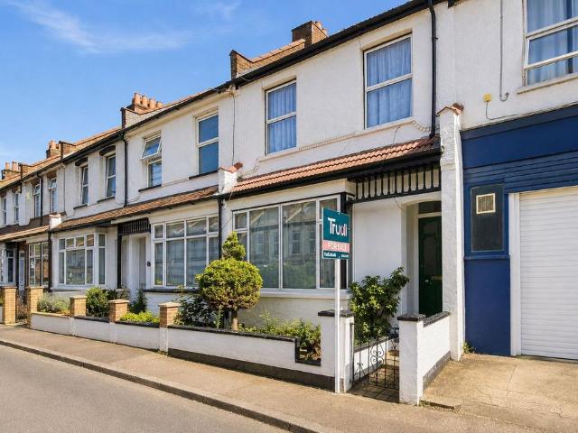 House for sale in London Borough of Croydon, Kenley