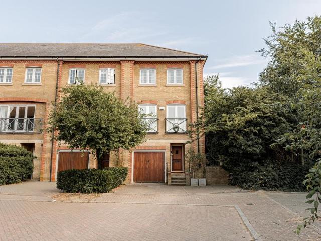 House for sale in Oad Street, Kent
