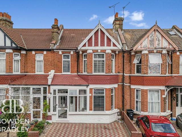 House for sale in Seven Kings, Greater London