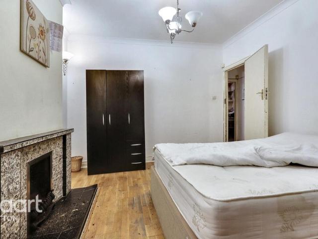 House for sale in Rosehill, Greater London