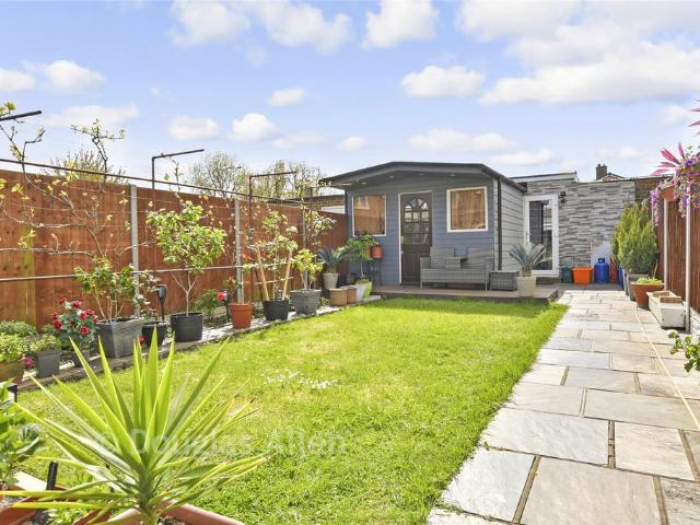 House for sale in Lee Chapel, Essex