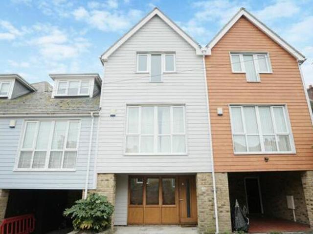 House for sale in Upton, Acol