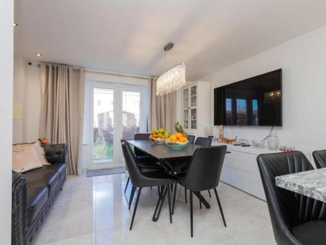 Cottage for sale in Baillieston, Scotland