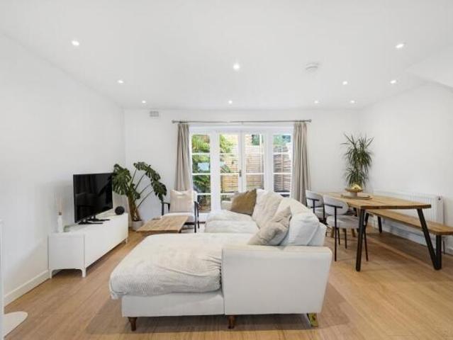 Cottage for sale in Cat Hill, England