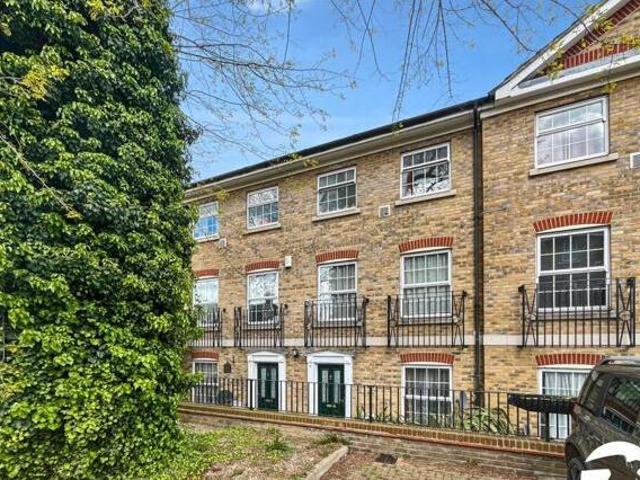 House for sale in Chatham Docks, Chatham