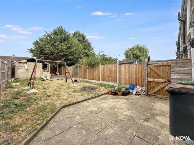 Cottage for sale in Spring Park, Luton