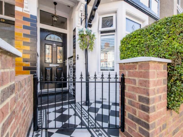 Cottage for sale in Northampton, Northamptonshire