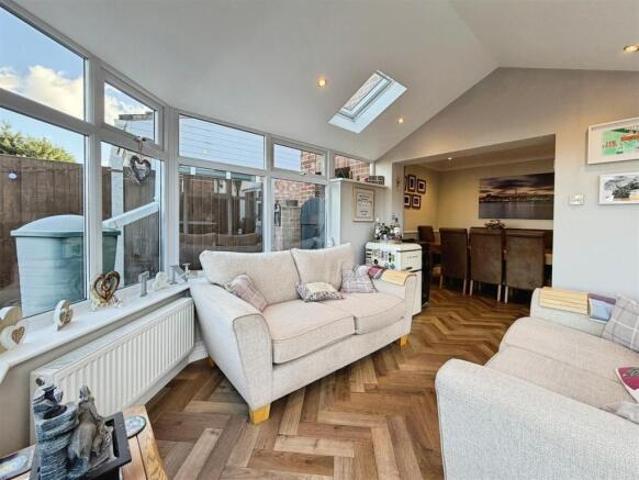 Cottage for sale in Whitnash, Warwick