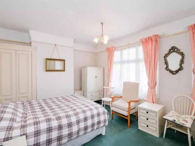 Terraced House for sale in Chingford