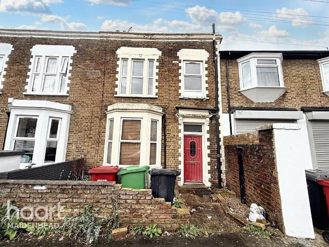 Terraced House for sale in Slough