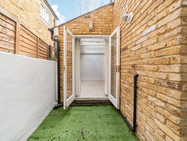 Cottage for sale in Fulham, Greater London