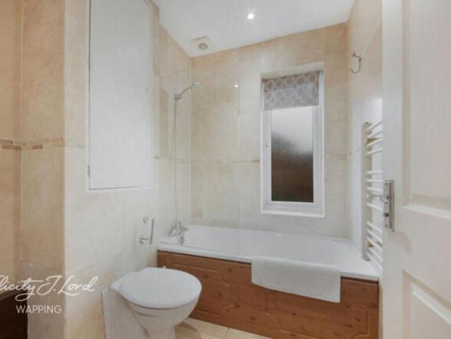 Cottage for sale in St. George in the East, Wapping