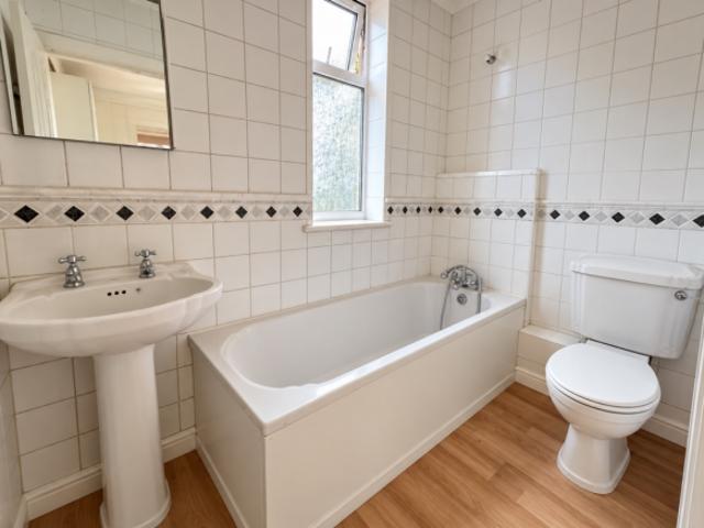 Cottage for sale in Luton, England