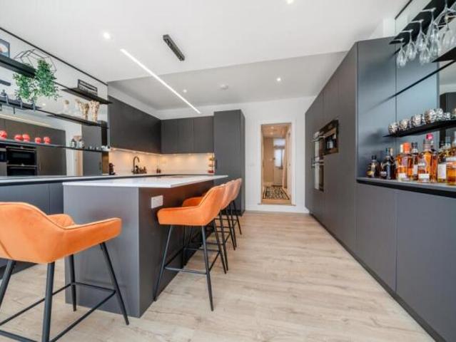 Cottage for sale in London Borough of Merton, Raynes Park