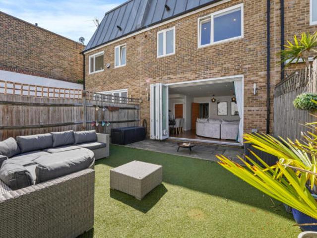 Cottage for sale in Cat Hill