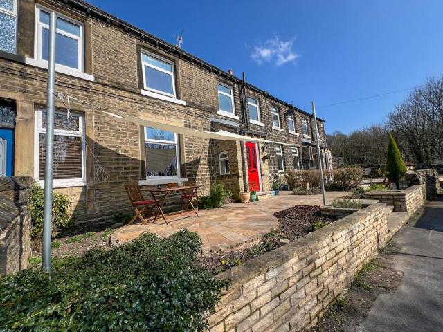 Terraced House for sale in Berry Brow