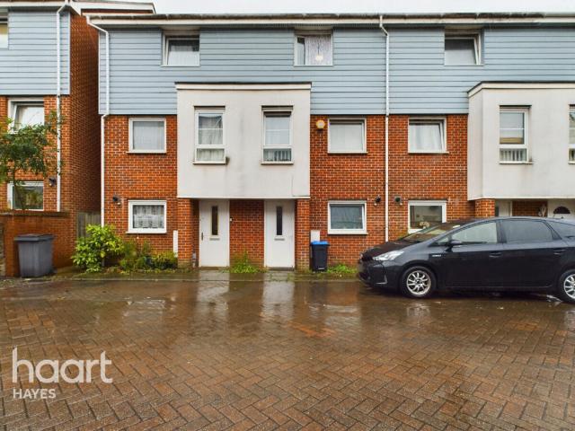 Terraced House for sale in West Drayton