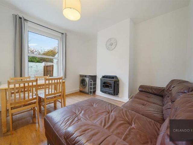 House for rent in Summerstown, Greater London
