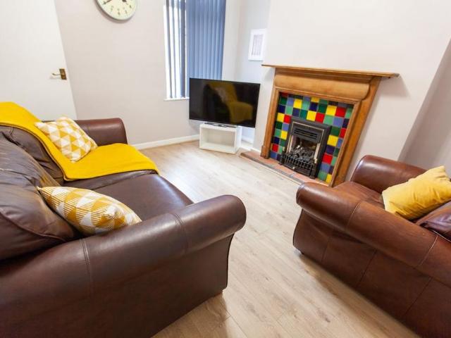 House for rent in Elm Park, Calderstones