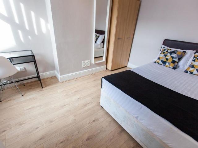 House for rent in Elm Park, Calderstones