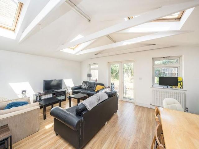 House for rent in Summerstown, Greater London