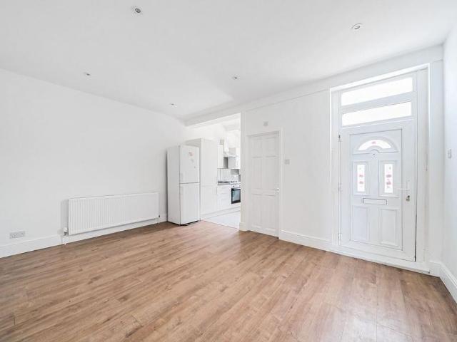 House for rent in Summerstown, Greater London